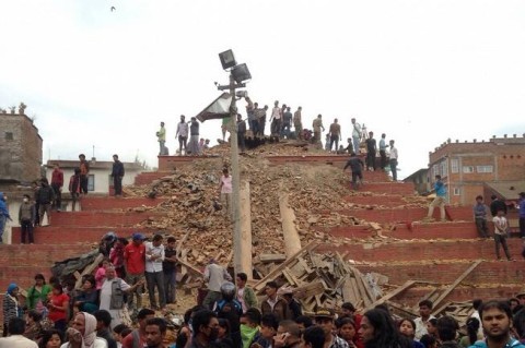 Число жертв землетрясения в Непале достигло 7600 человек - ảnh 1